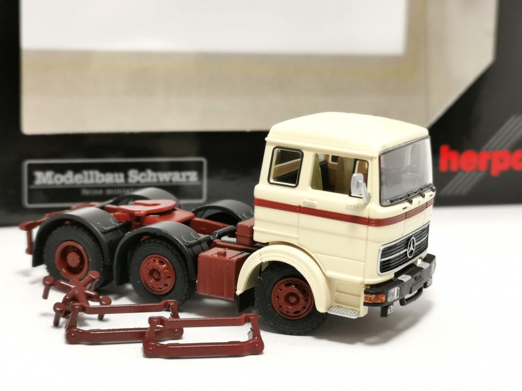 026246 Mercedes-Benz LPS 2032 Solozugmaschine, beige Modellbau Schwarz