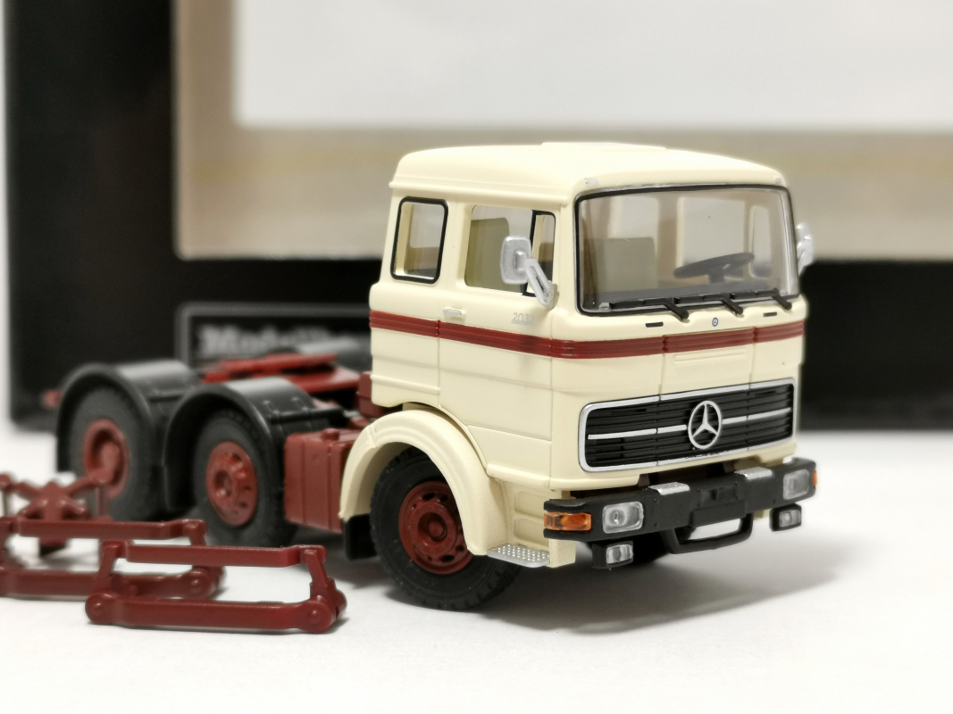 Preview: 026246 Mercedes-Benz LPS 2032 Solozugmaschine, beige Modellbau Schwarz