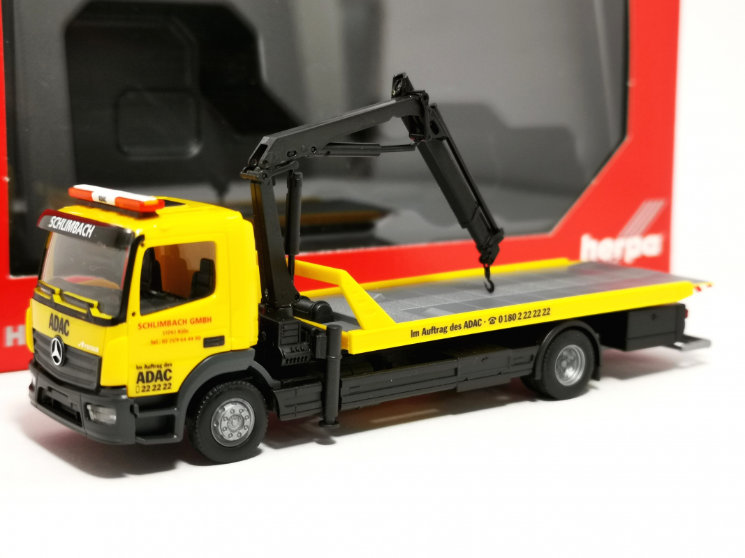 321273 Mercedes-Benz Atego '13 Plateau-Abschlepp-LKW "ADAC/Schlimbach" Herpa