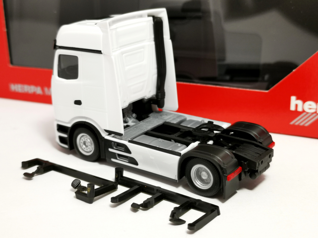 320207-002 Mercedes-Benz Actros L ProCabin Bigspace Zugmaschine 2achs, weiß Herpa