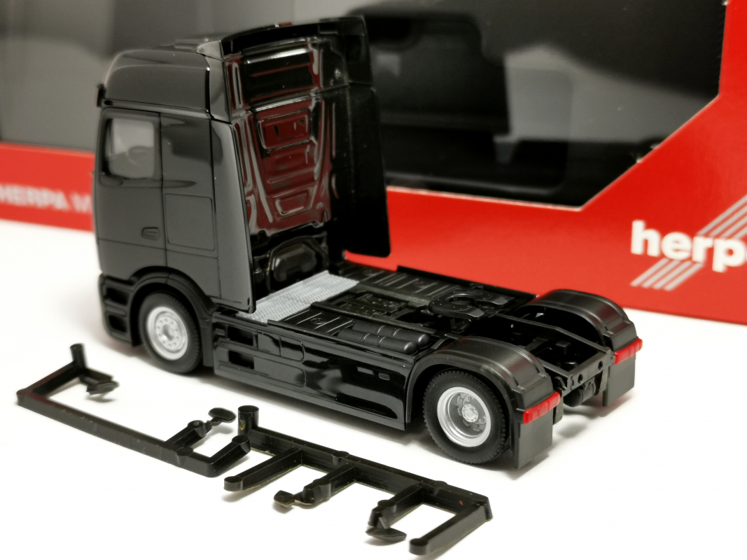 Preview: 320191-002 Mb eActros 600 ProCabin Bigspace Zugmaschine 2achs, schwarz Herpa