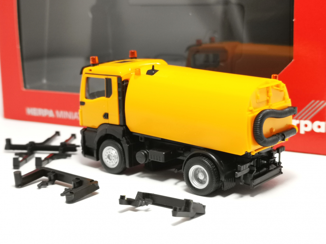 Preview: 321617 MAN TGS NN Kehrmaschine, kommunalorange Herpa