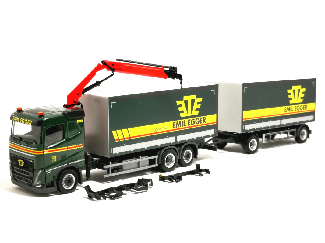 320504 Volvo FH 2020 Flachdach Planen-Hängerzug mit Kran "Emil Egger" (CH) Herpa