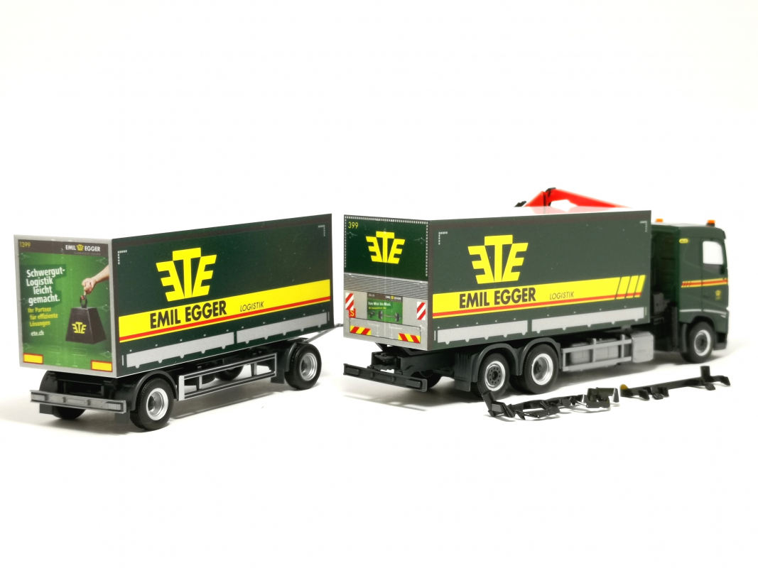 Preview: 320504 Volvo FH 2020 Flachdach Planen-Hängerzug mit Kran "Emil Egger" (CH) Herpa