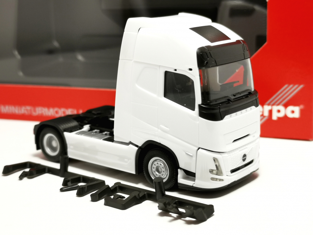 321068 Volvo FH Aero GL XL Zugmaschine 2achs, weiß Herpa