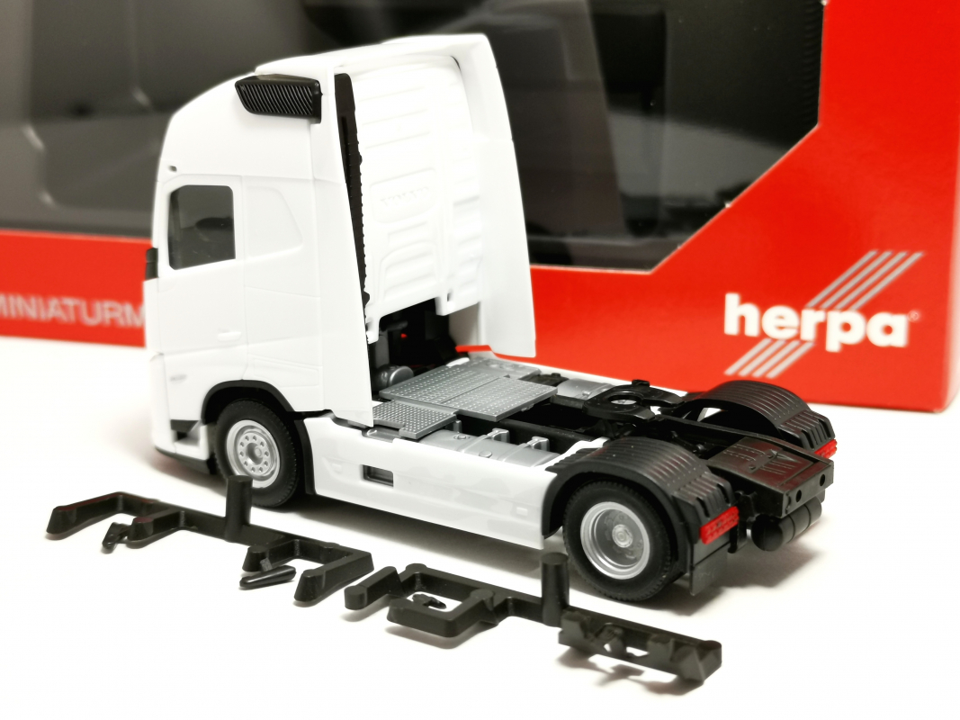 Preview: 321068 Volvo FH Aero GL XL Zugmaschine 2achs, weiß Herpa