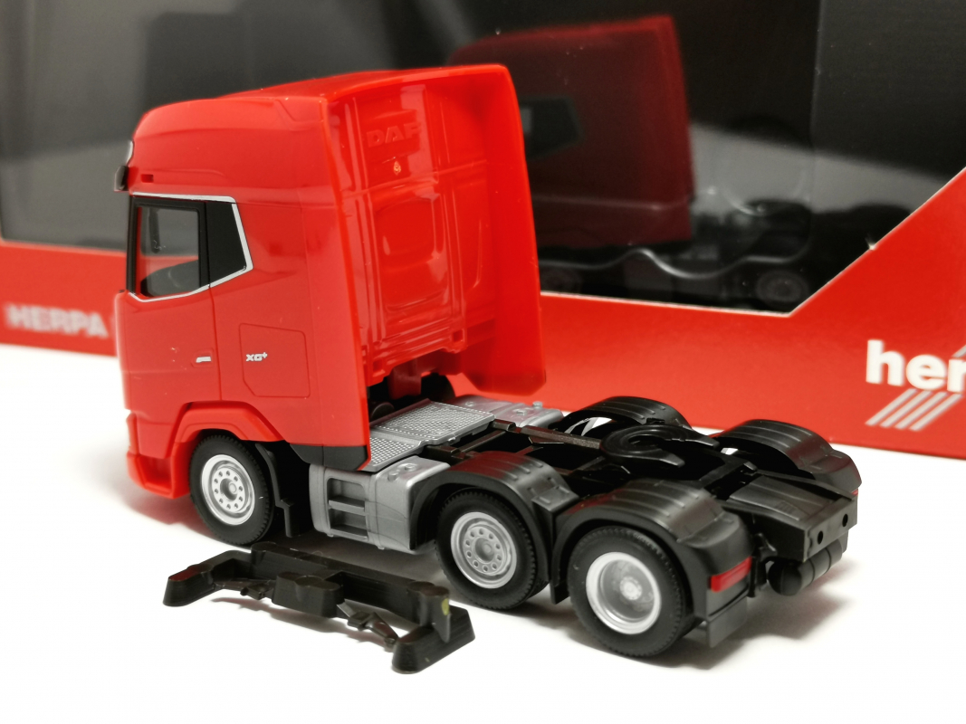 321211 DAF XG+ facelift Zugmaschine 3achs (6x2), hellrot Herpa