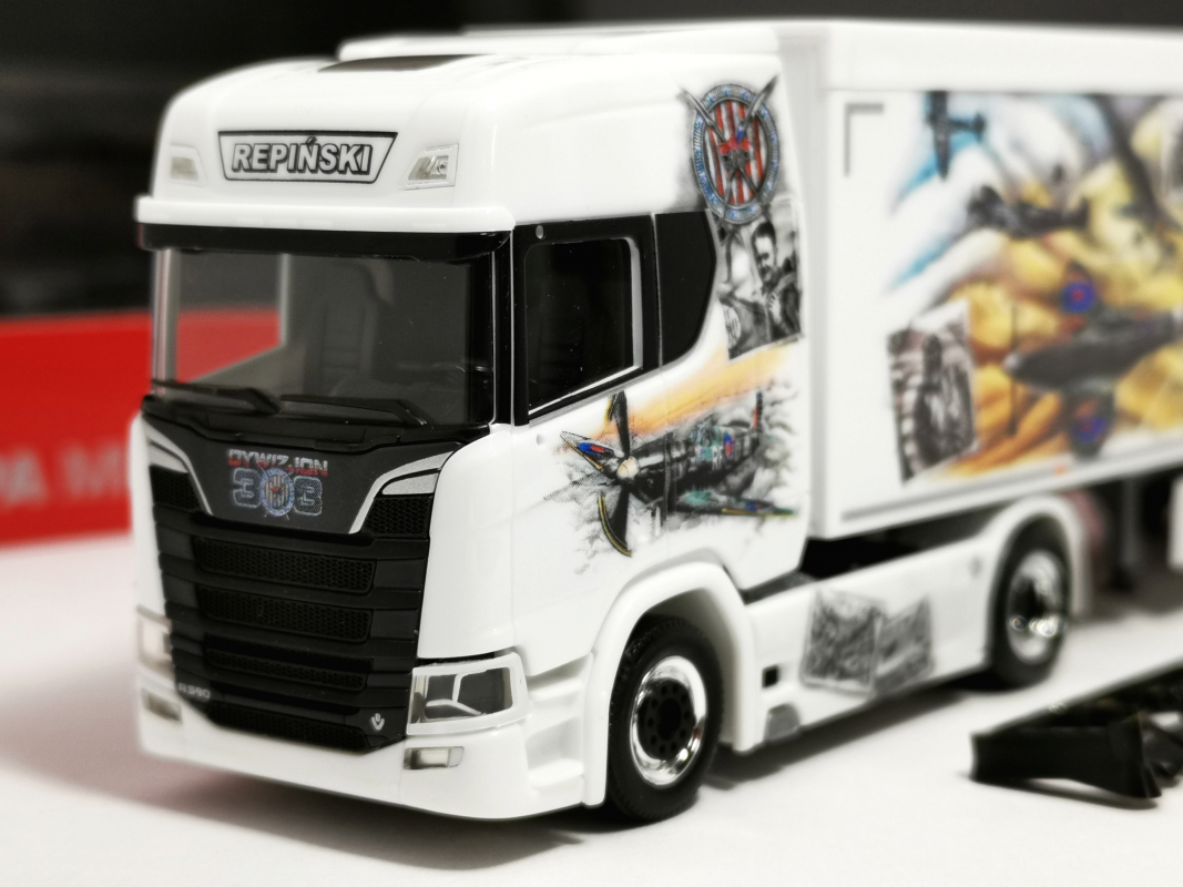 Preview: 320962 Scania CR 20 HD Schubboden-Sattelzug "Repinski/Squadron 303" (PL) Herpa