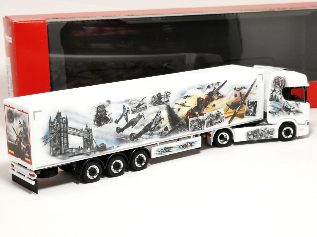 Preview: 320962 Scania CR 20 HD Schubboden-Sattelzug "Repinski/Squadron 303" (PL) Herpa