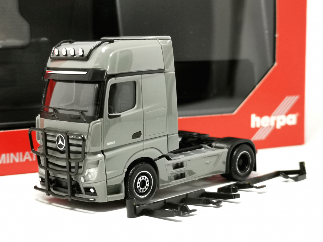 311533-006 Mb Actros '18 L Gigaspace Zugmaschine, grau Herpa