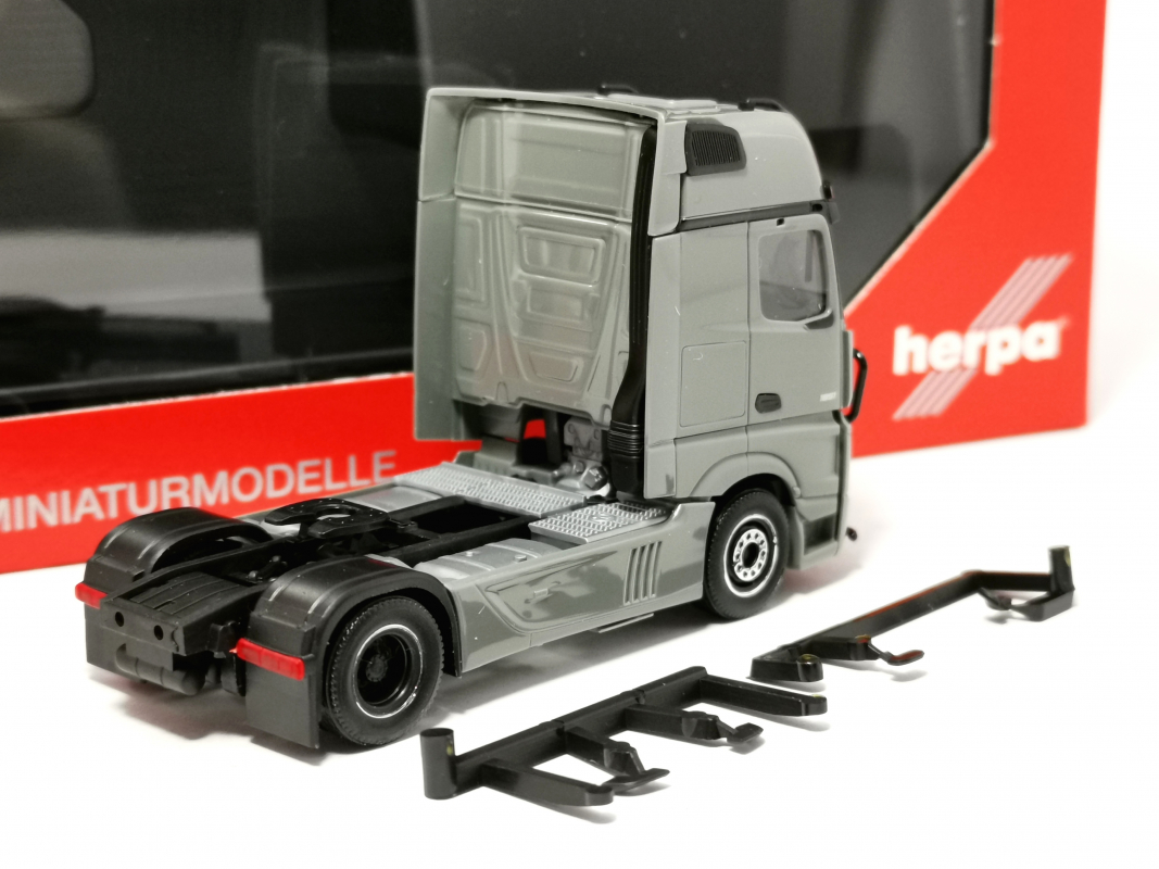 Preview: 311533-006 Mb Actros '18 L Gigaspace Zugmaschine, grau Herpa