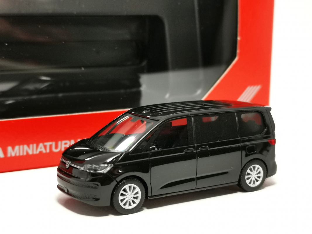 421171-002 Volkswagen (VW) Multivan, schwarz Herpa