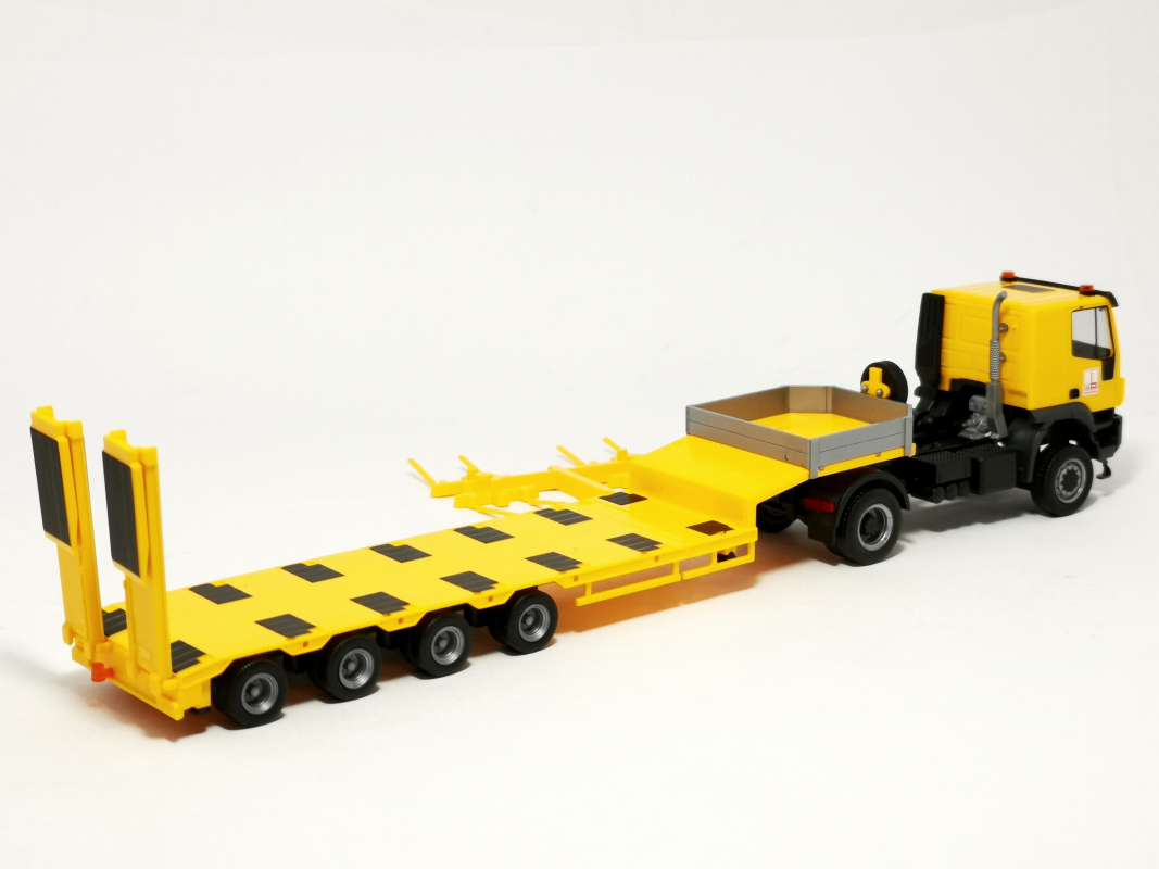 320948 Iveco Trakker Semitieflade-Sattelzug "Goller Bögl" (Italien/Brixen) Herpa
