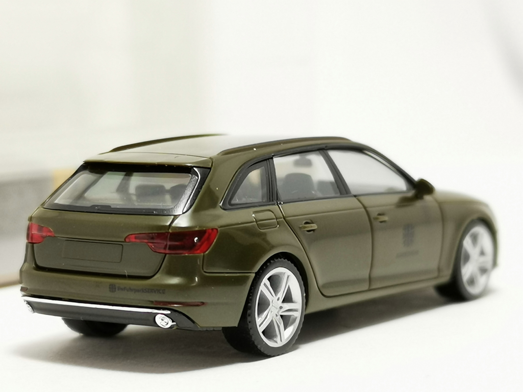 700931 Audi A4 Avant "BW Fuhrpark", mattoliv Herpa
