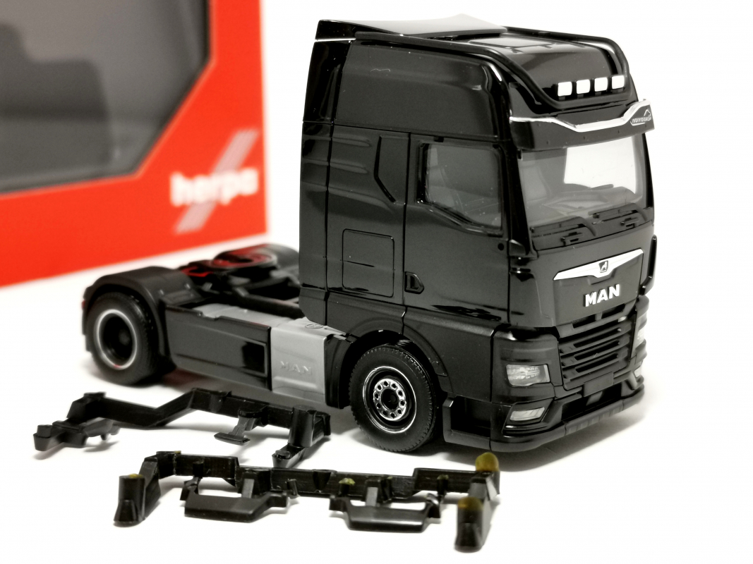 313711-005 MAN TGX GX Individual Zugmaschine 2achs, schwarz Herpa