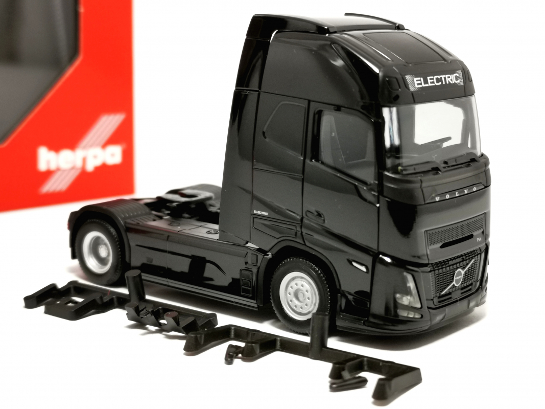 321426 Volvo FH Aero GL XL Electric Zugmaschine 2achs, schwarz Herpa