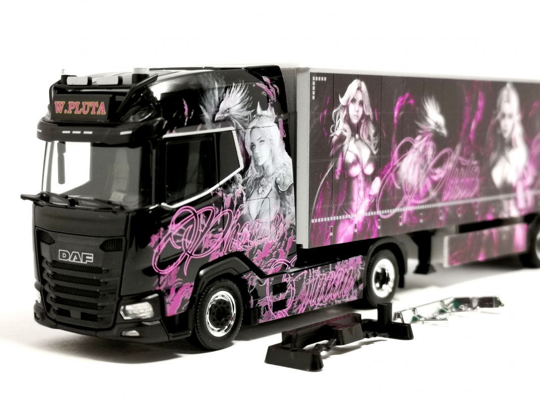 Preview: 320979 DAF XG+ Gardinenplanen-Sattelzug "Pluta/Phoenix Queen" (PL) Herpa