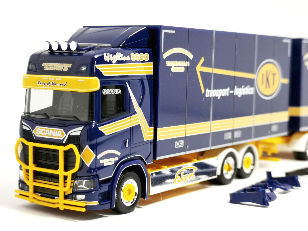 320740 Scania CS 20 HD Schwedenkombi-Hängerzug "Jimmie Karlsson" Herpa