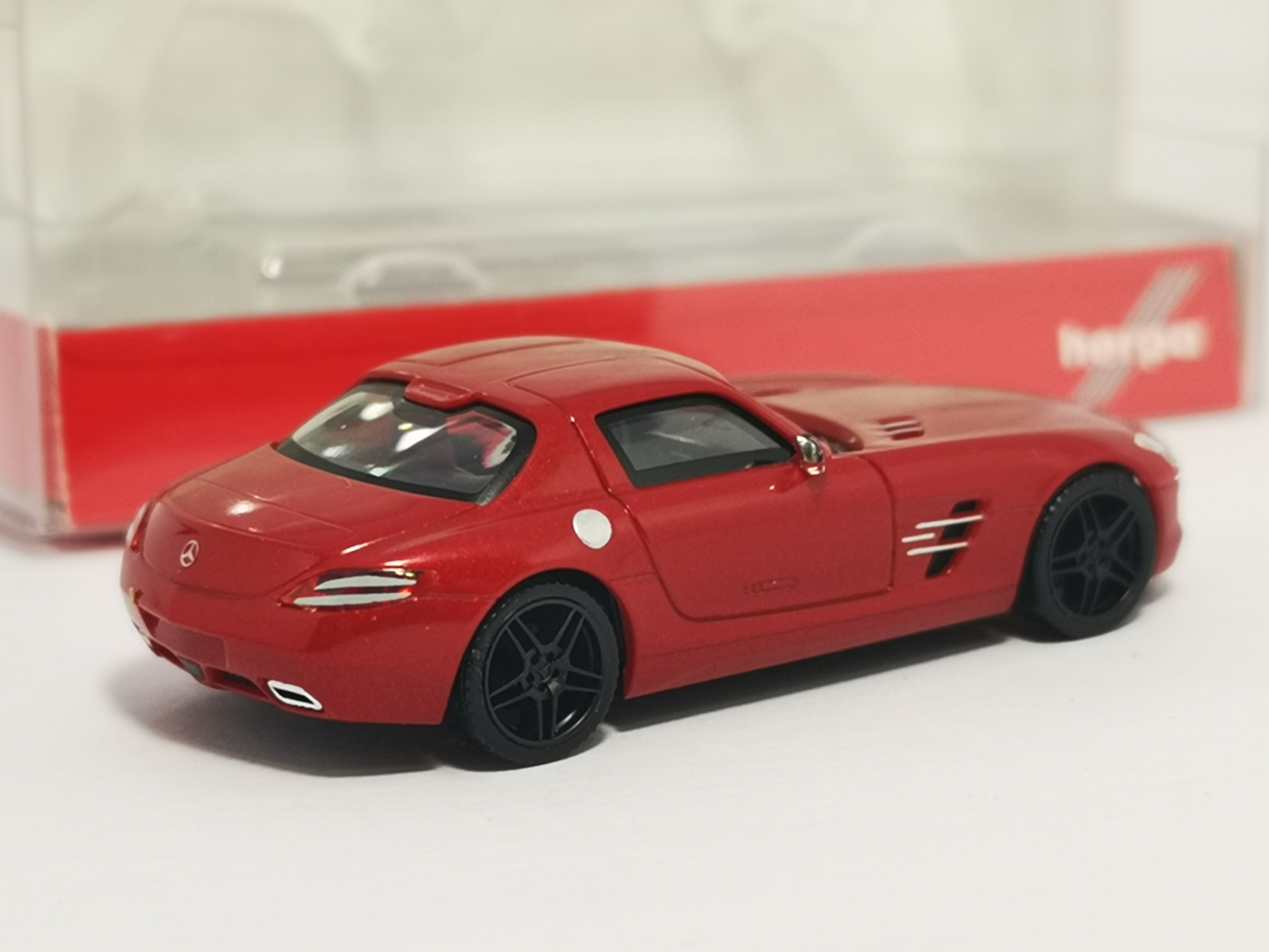 Streckermax 430784 Mercedes Benz Sls Amg Le Mans Rot Metallic Mit Schwarzen Felgen Herpa