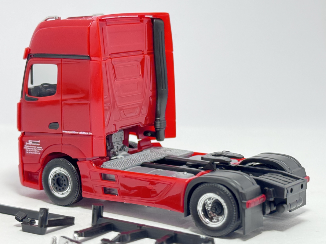 Mercedes-Benz Actros Gigaspace Zugmaschine "Spedition Schiffers" Herpa