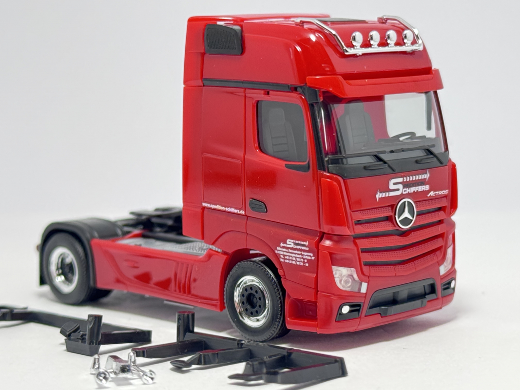 Mercedes-Benz Actros Gigaspace Zugmaschine "Spedition Schiffers" Herpa