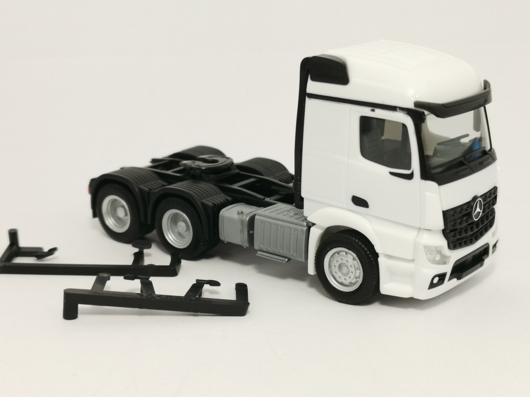 309905 Mb Actros Streamspace 2.3 Zugmaschine 3-achs, weiß Herpa*Restbestand