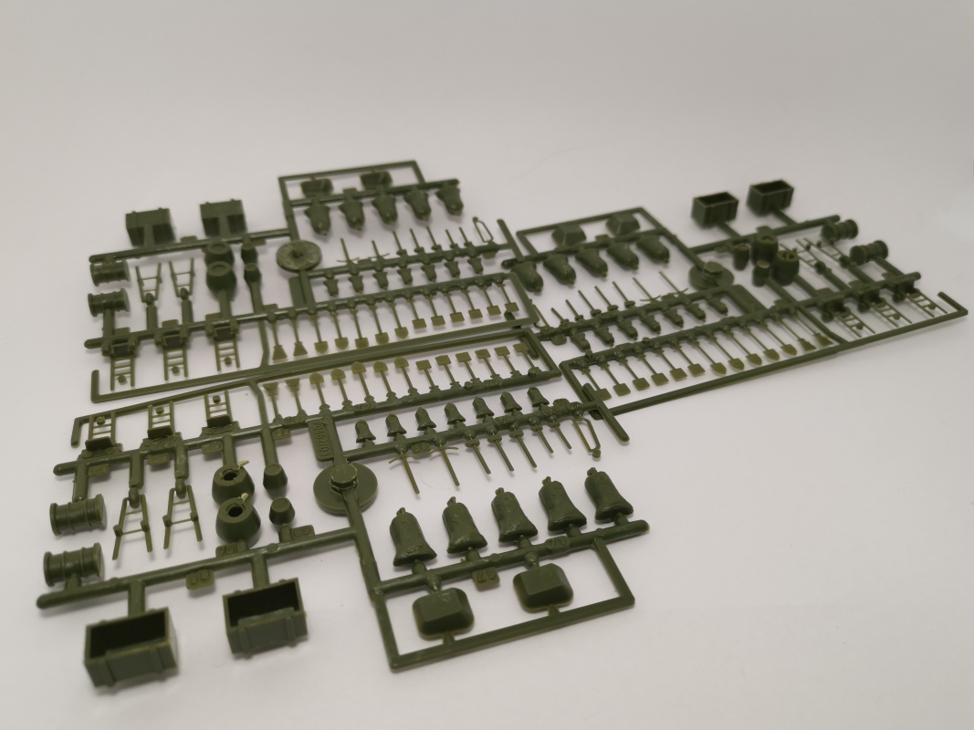 745840 Herpa Military: Zubehör Schubkarren, Sackkarren, Fässer (enthält 144 Teile) Herpa