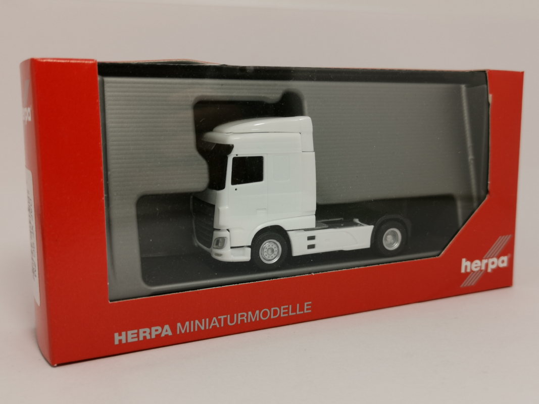 309059 DAF XF Euro 6 SC Zugmaschine Facelift, weiß Herpa/Restbestand
