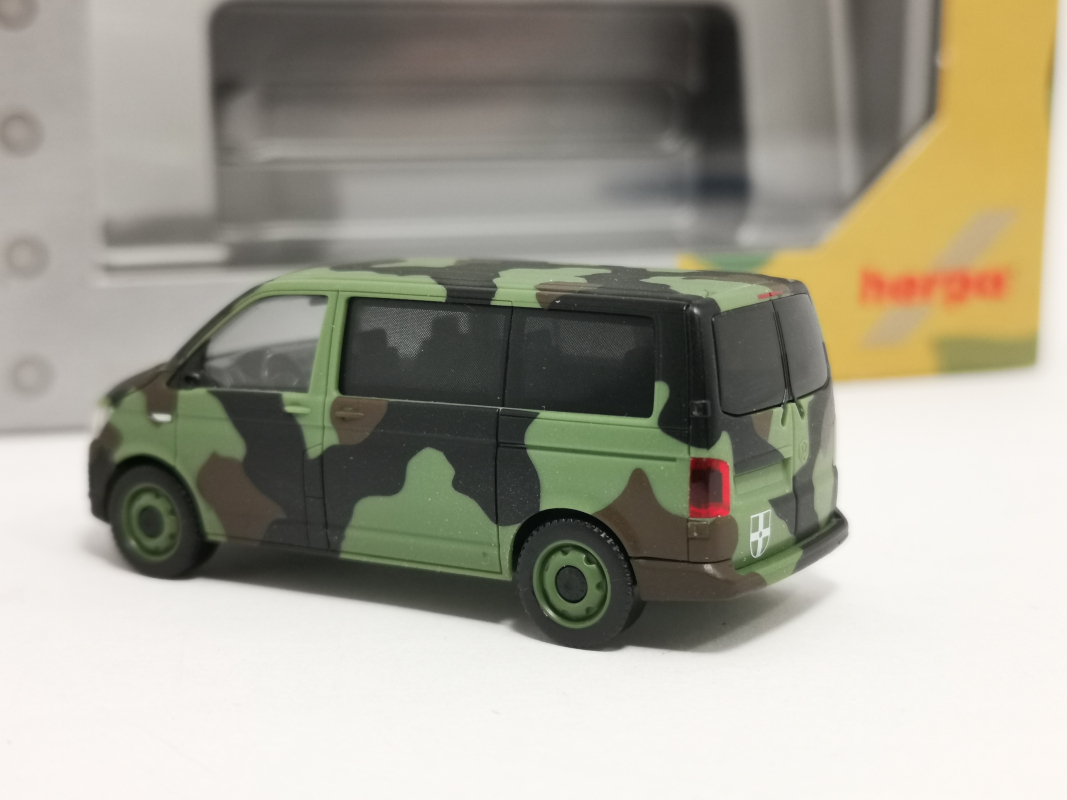 700702 VW T6 Bus Flecktarn "Bundeswehr" Herpa