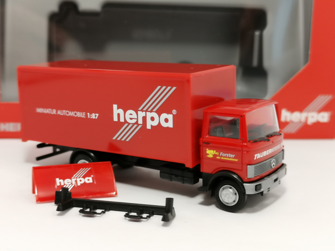 311755 Mercedes-Benz 813 Koffer-LKW "Herpa Motorsport 1989 / Tauber Motorsport´" Herpa