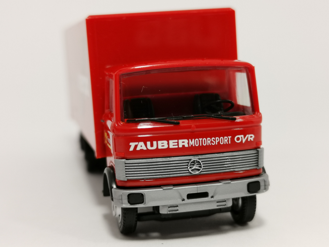 311755 Mercedes-Benz 813 Koffer-LKW "Herpa Motorsport 1989 / Tauber Motorsport´" Herpa