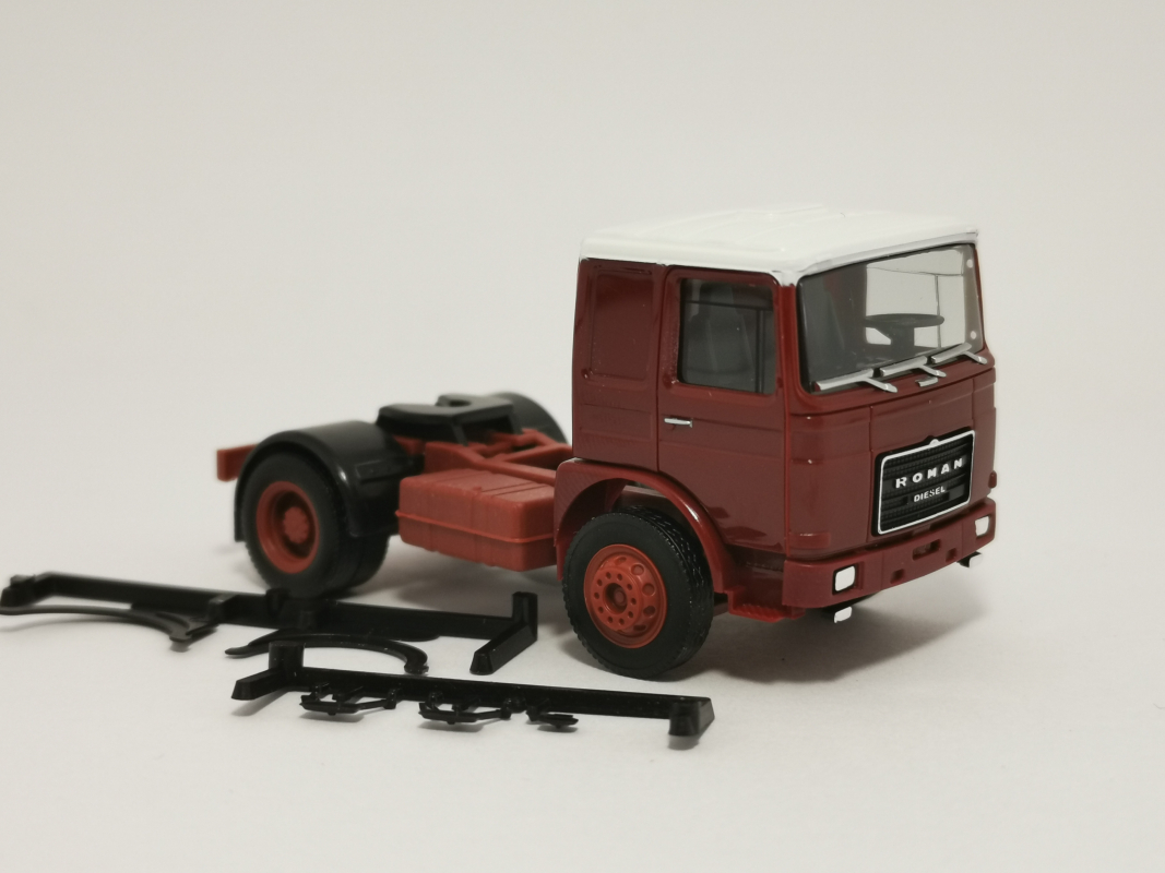 310550 Roman Diesel 4×2 Zugmaschine, braunrot / Dach weiß Herpa
