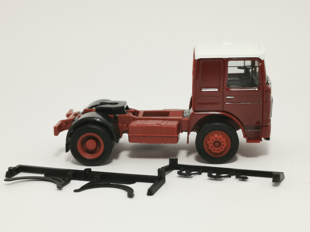 310550 Roman Diesel 4×2 Zugmaschine, braunrot / Dach weiß Herpa