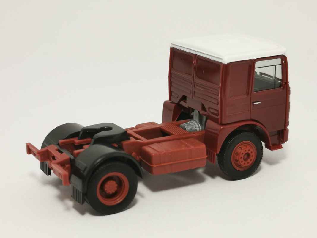 310550 Roman Diesel 4×2 Zugmaschine, braunrot / Dach weiß Herpa