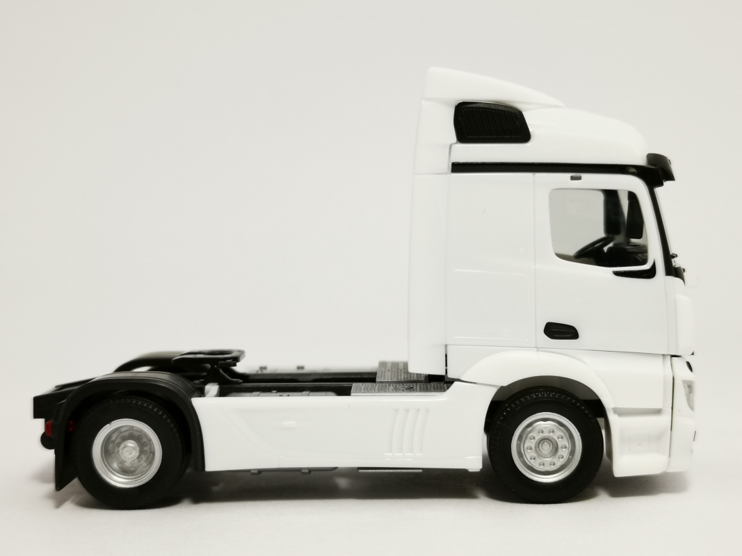 309882  Mercedes-Benz Actros Streamspace 2.3 Zugmaschine 2-achs, weiß Herpa
