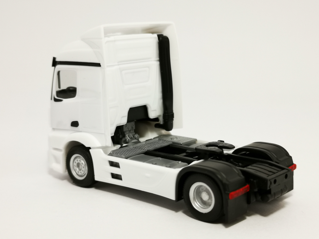 309882  Mercedes-Benz Actros Streamspace 2.3 Zugmaschine 2-achs, weiß Herpa