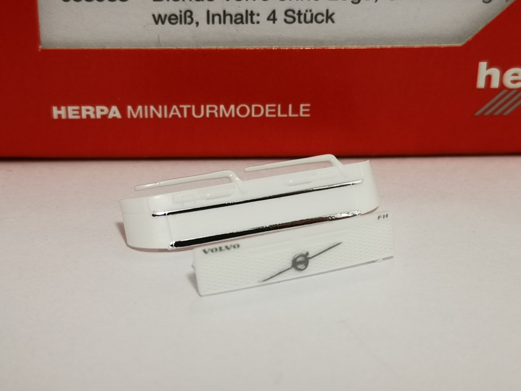 053938  Zubehör Blenden Volvo ohne Logo, Grill mit Logo, weiß  (4 Stück) Herpa