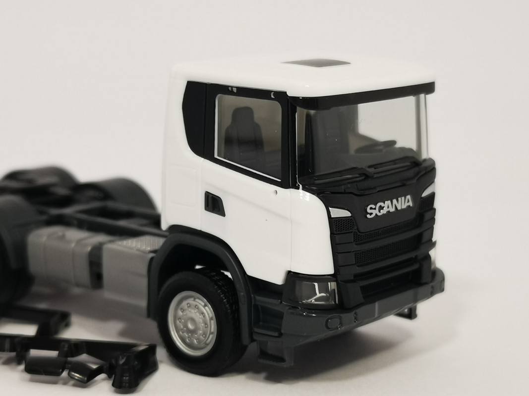 309745  Scania CG 17 6x6 Zugmaschine, weiß Herpa
