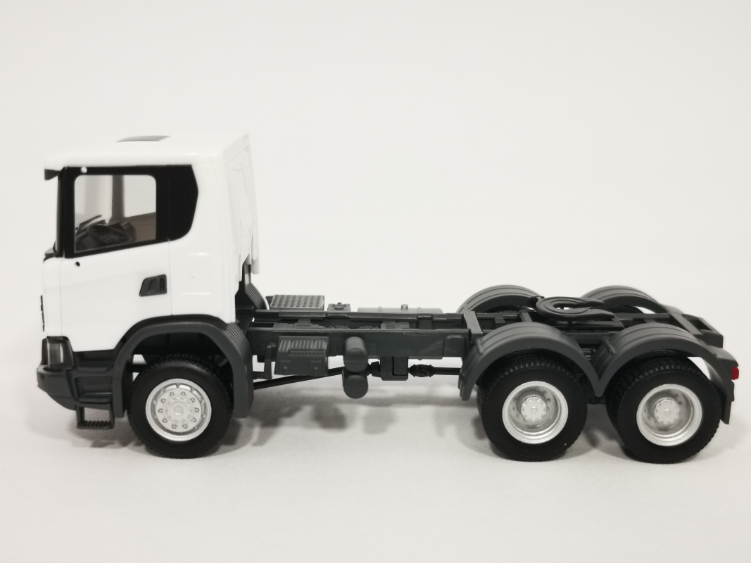 309745  Scania CG 17 6x6 Zugmaschine, weiß Herpa