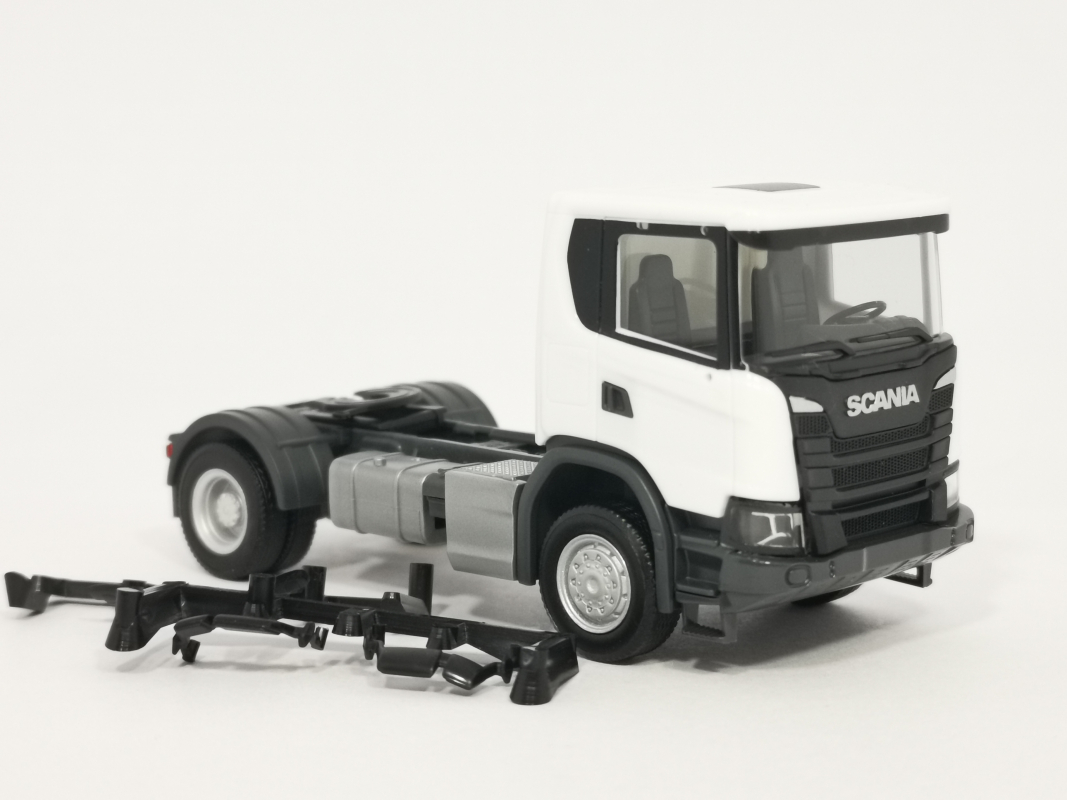 309769  Scania CG 17 4x4 Zugmaschine, weiß Herpa