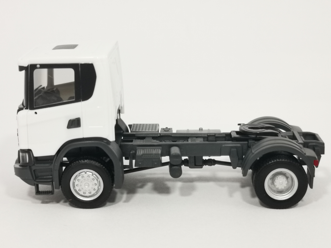 309769  Scania CG 17 4x4 Zugmaschine, weiß Herpa