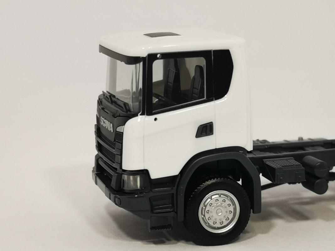 309769  Scania CG 17 4x4 Zugmaschine, weiß Herpa