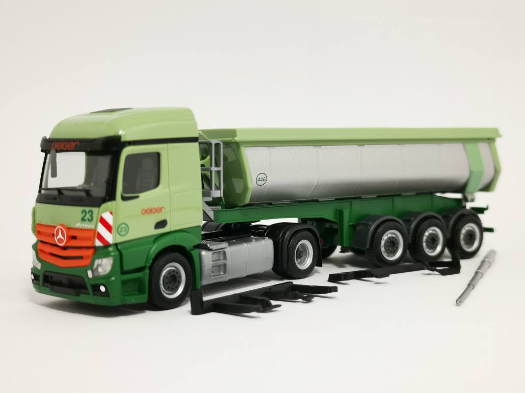 940719 Mb Actros `18 StreamSpace 2,3 Thermomulden Sz "Geiger" Herpa