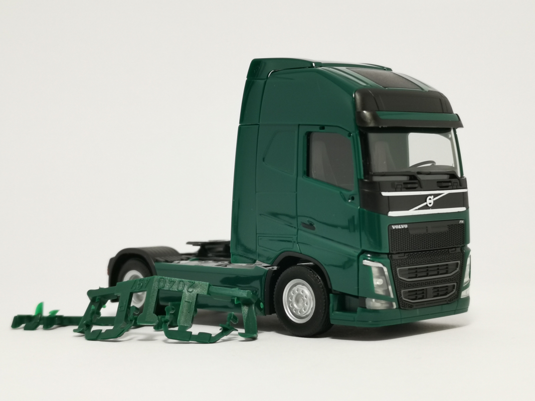303972 Volvo FH Gl. XL Zugmaschine, moosgrün 004 *Restbestand* Herpa