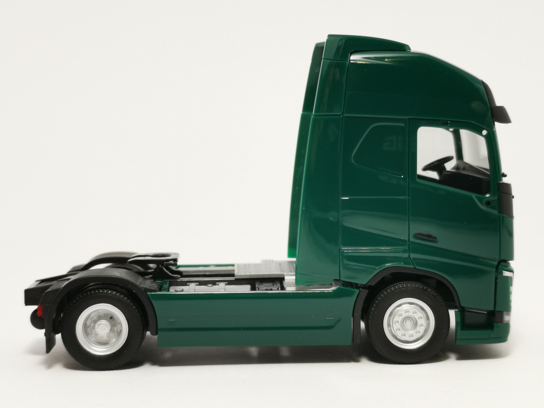 303972 Volvo FH Gl. XL Zugmaschine, moosgrün 004 *Restbestand* Herpa