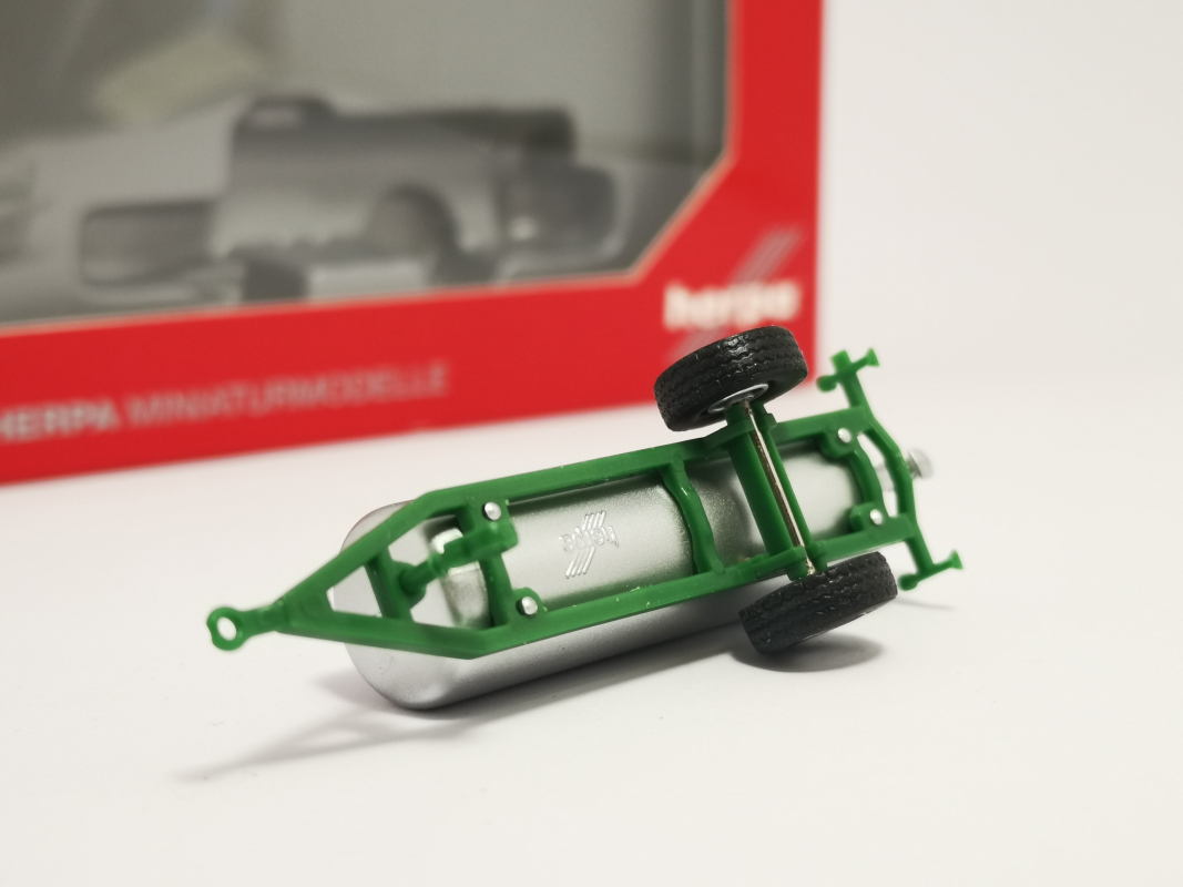 076470 Güllefass-Anhänger, silber/grün Herpa