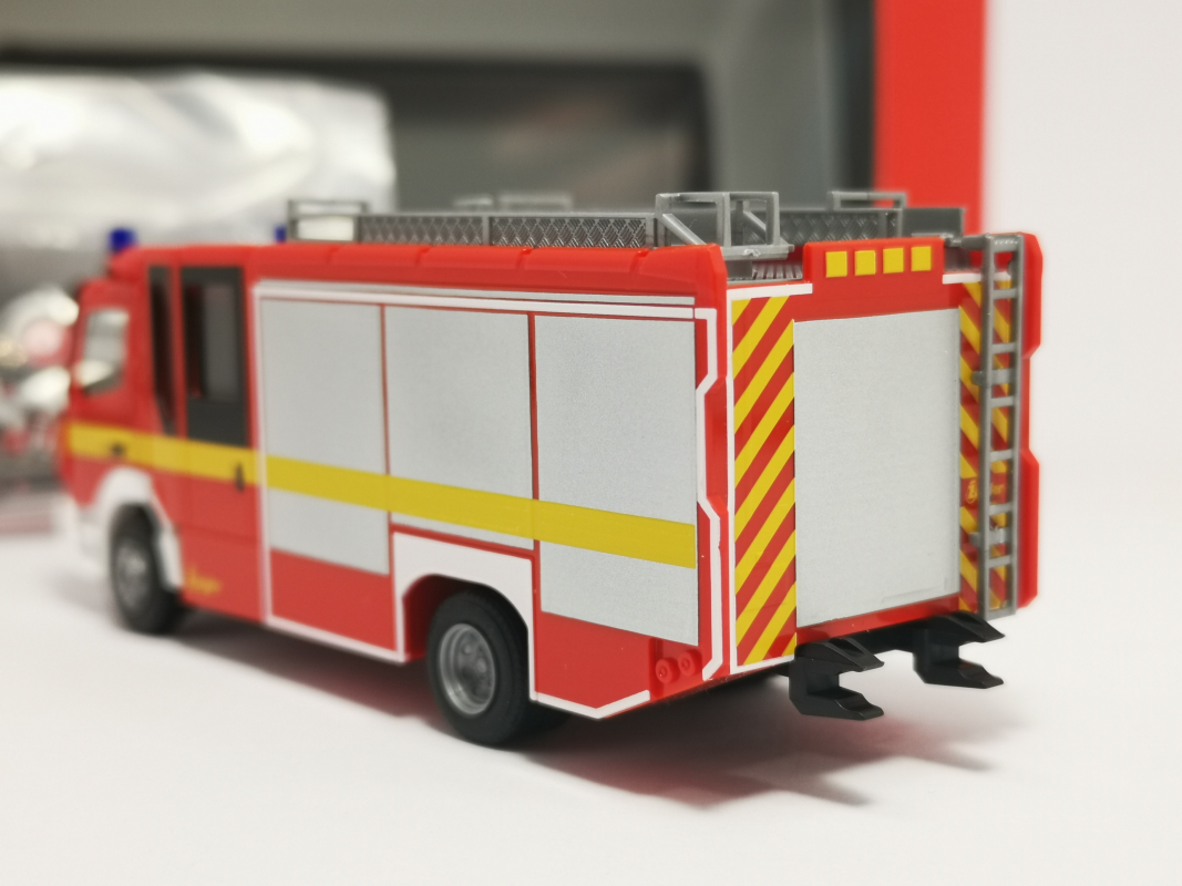 095327 Mercedes-Benz Atego 13 Ziegler Z-Cab "Feuerwehr" Herpa