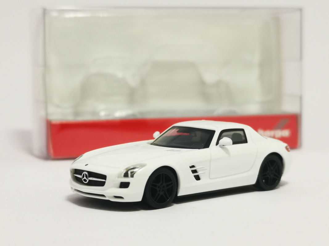 420501 Mercedes-Benz SLS AMG, weiß mit schwarzen Felgen	 Herpa