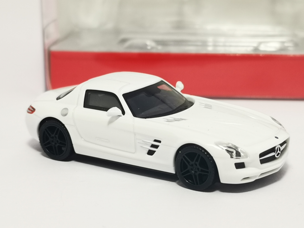 420501 Mercedes-Benz SLS AMG, weiß mit schwarzen Felgen	 Herpa