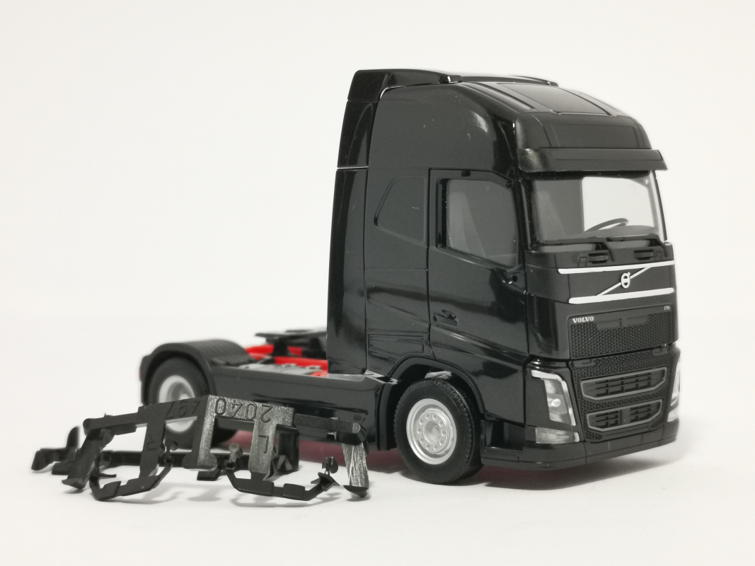 303972-005 Volvo FH Gl. XL Zugmaschine, schwarz Herpa